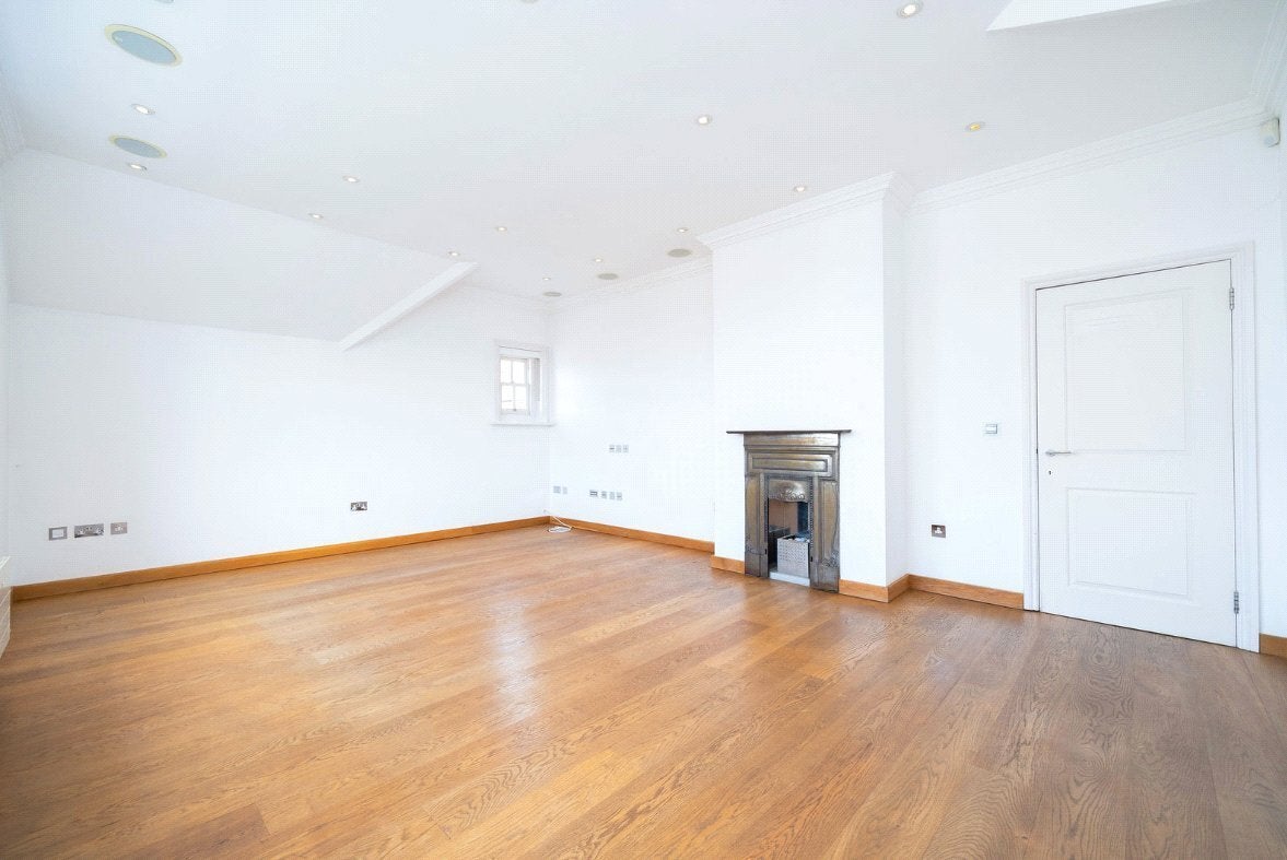 Flat Bracknell Gardens in Greater London