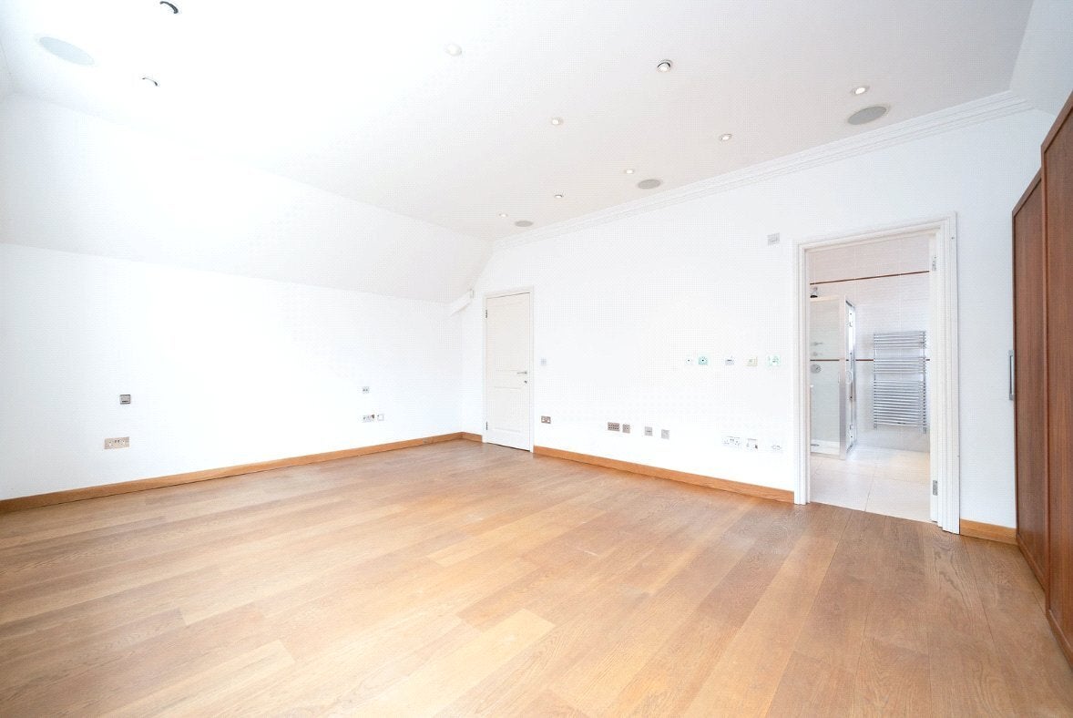 Flat Bracknell Gardens in Greater London