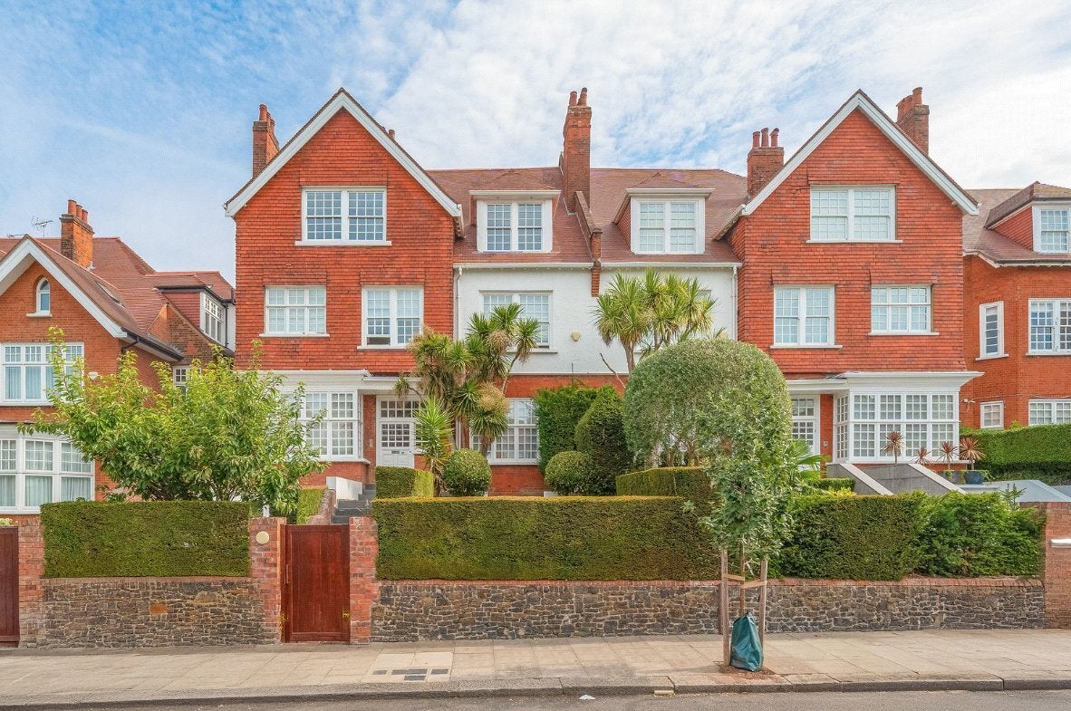 Flat Bracknell Gardens in Greater London