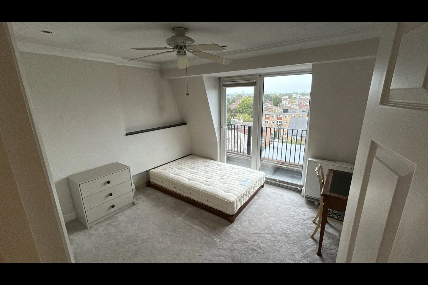 Room Fulham High Street in Greater London