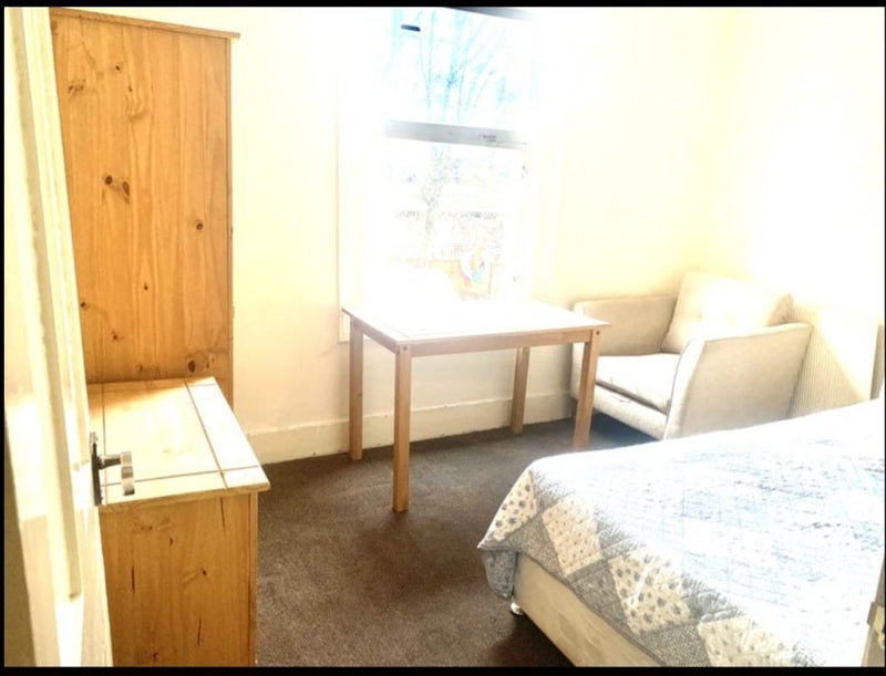 Room Pine Road in Greater London