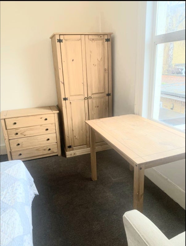 Room Pine Road in Greater London