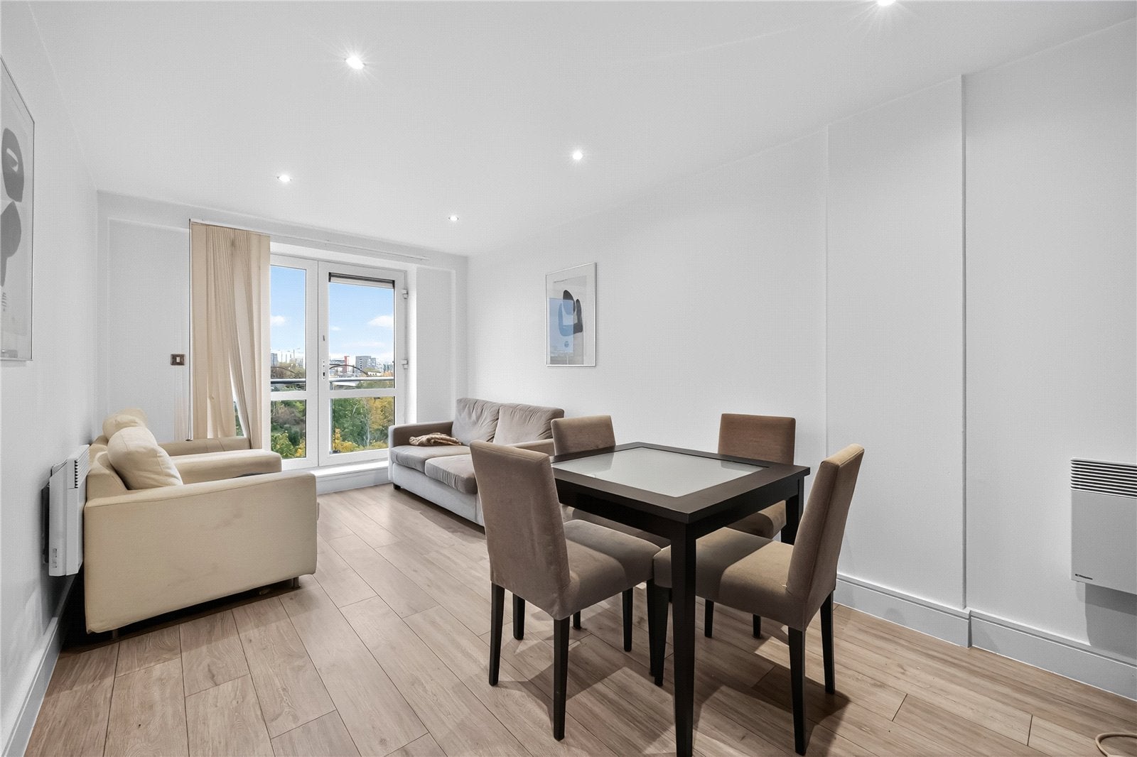 Flat Chiswick High Road in Greater London