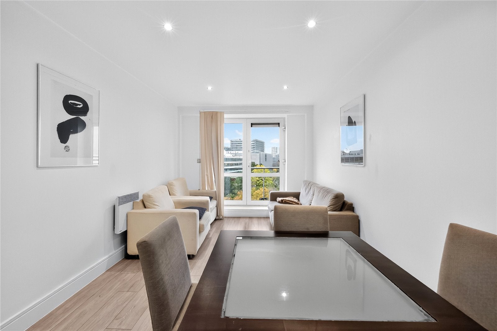 Flat Chiswick High Road in Greater London