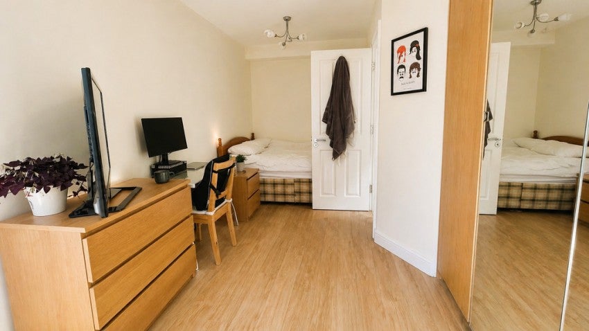 House Bridgehill Close in Guildford