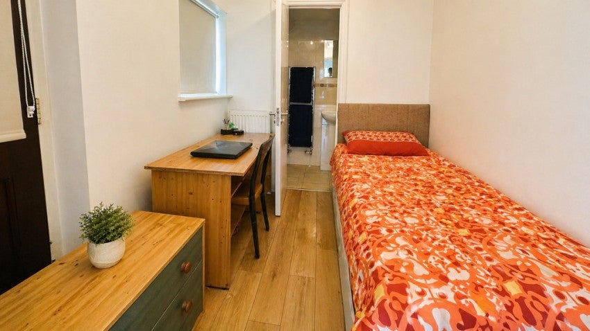 House Bridgehill Close in Guildford