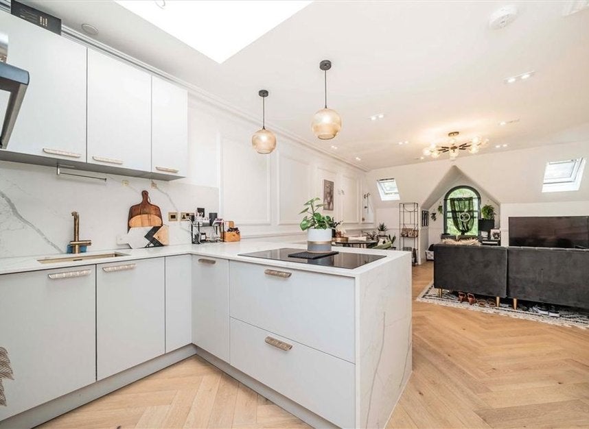 Flat Grange Road in Greater London
