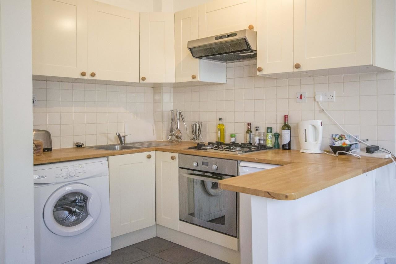 Flat Sandmere Road in Greater London