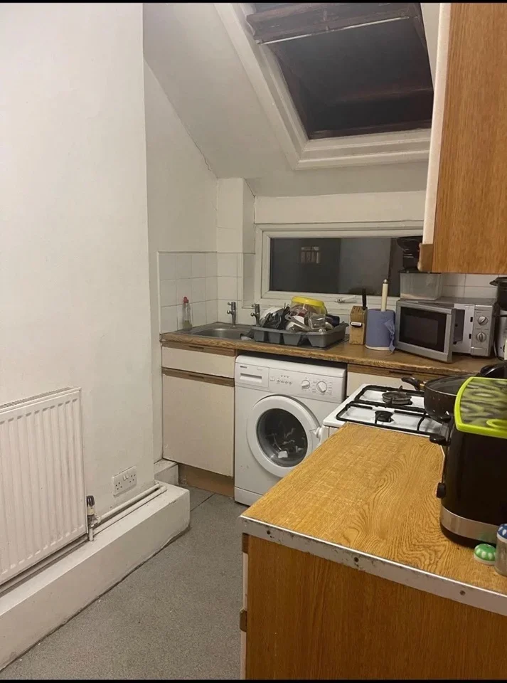 Room Sternhold Avenue in Greater London