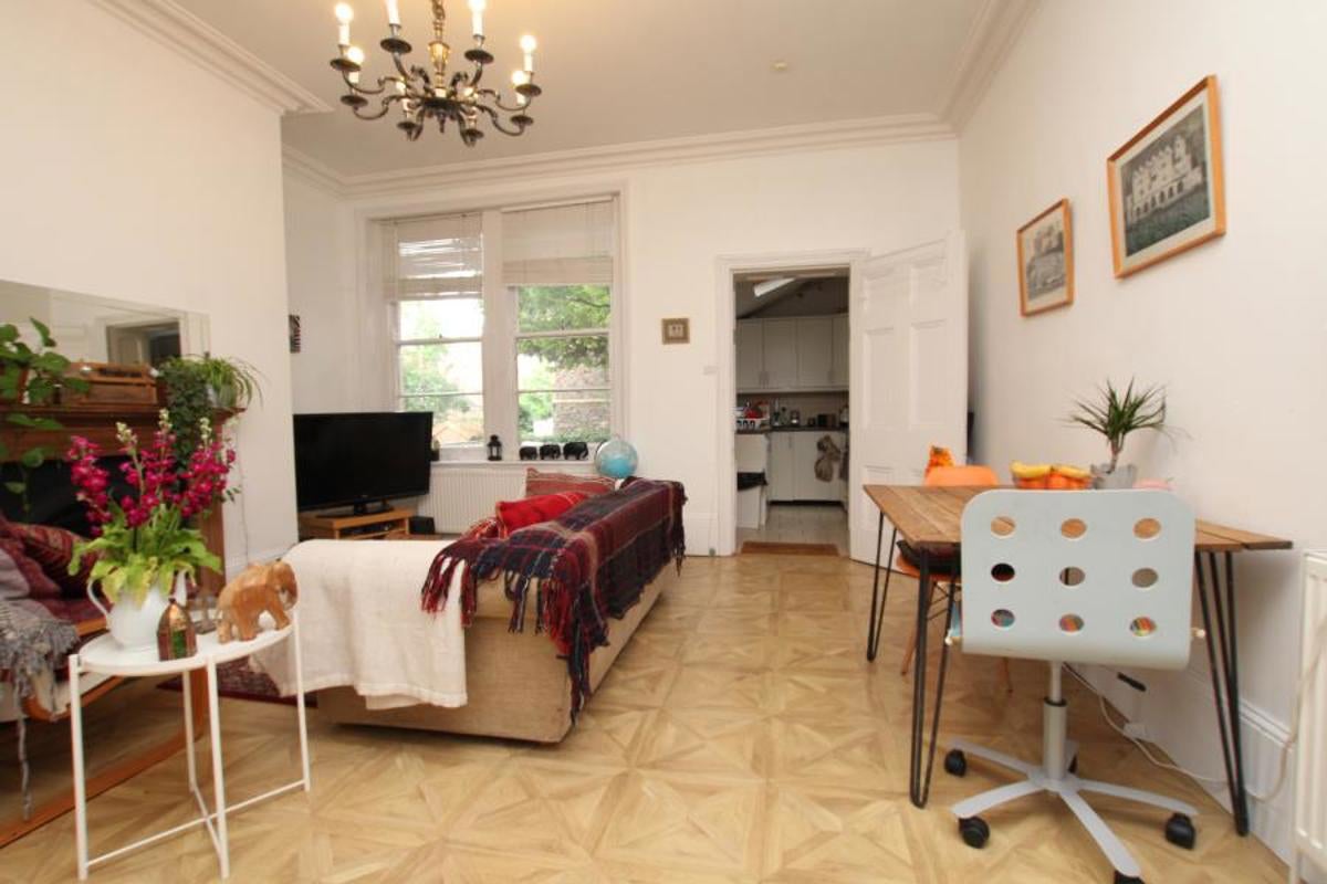 Flat All Saints Road in Bristol