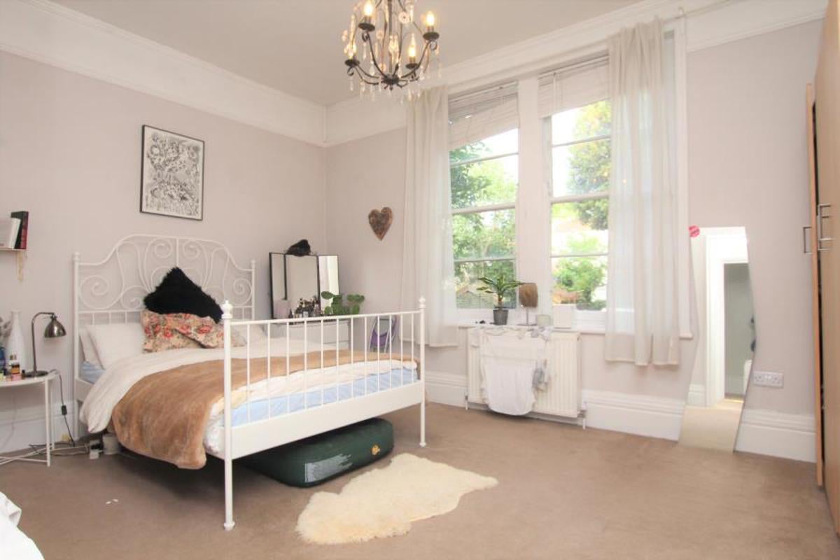 Flat All Saints Road in Bristol