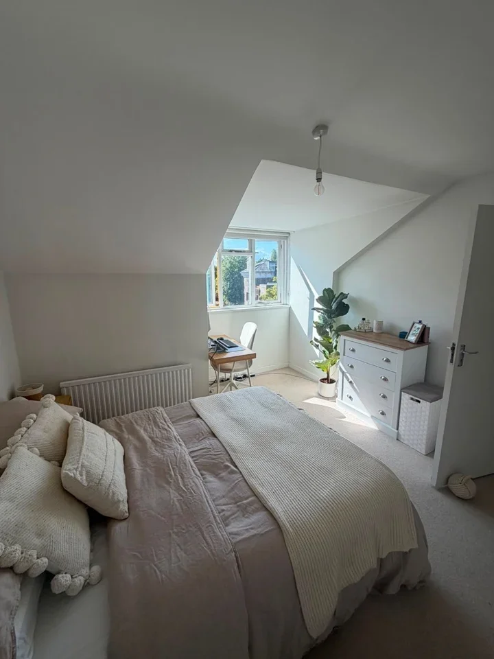 Flat Elsynge Road in Greater London