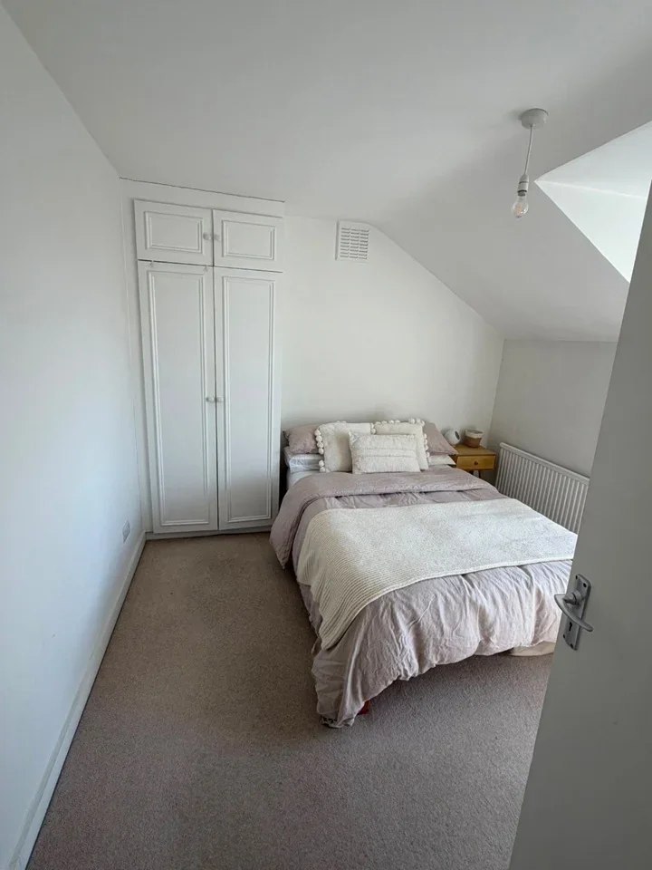 Flat Elsynge Road in Greater London