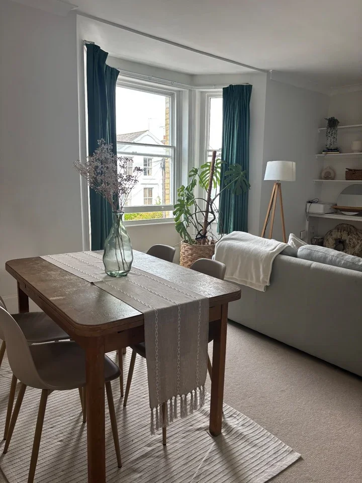 Flat Elsynge Road in Greater London