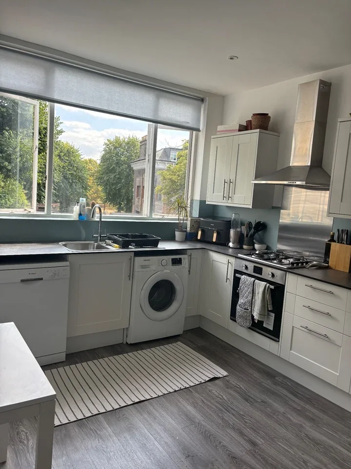 Flat Elsynge Road in Greater London