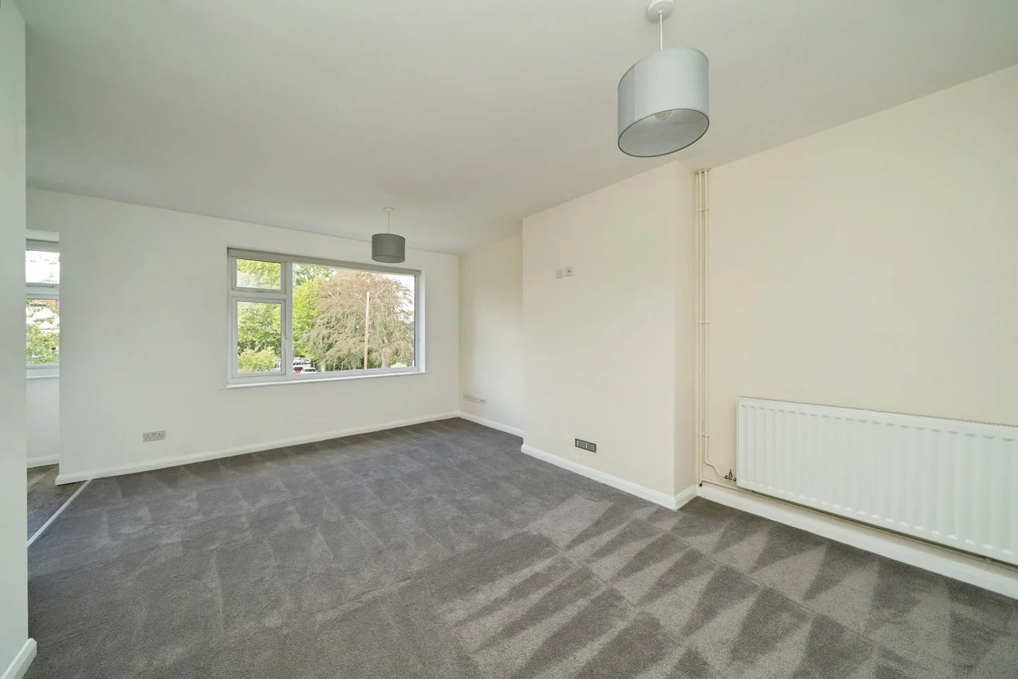Flat Gordon Road in Elmbridge