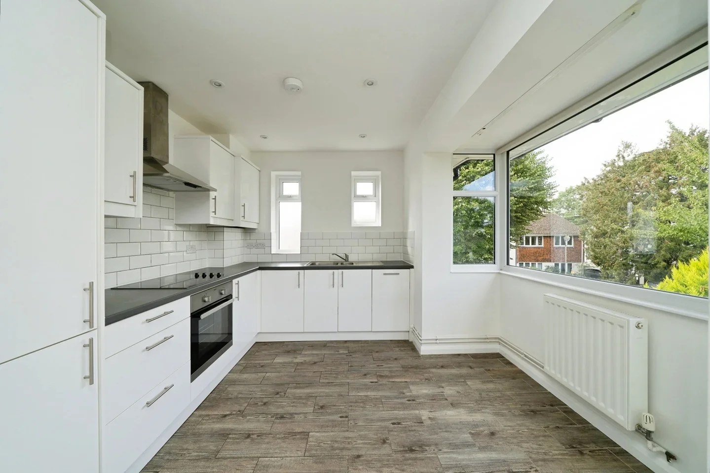 Flat Gordon Road in Elmbridge