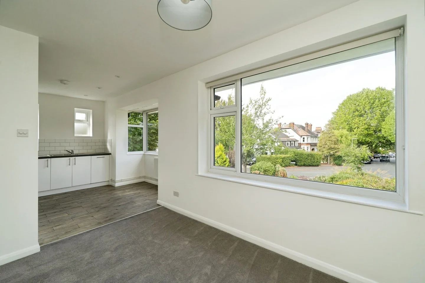 Flat Gordon Road in Elmbridge