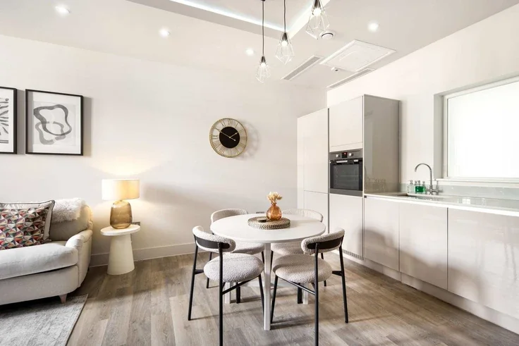 Flat Hyde Lane in Greater London