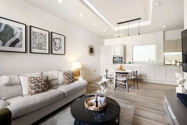 Flat Hyde Lane in Greater London