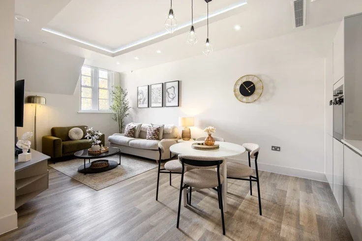 Flat Hyde Lane in Greater London