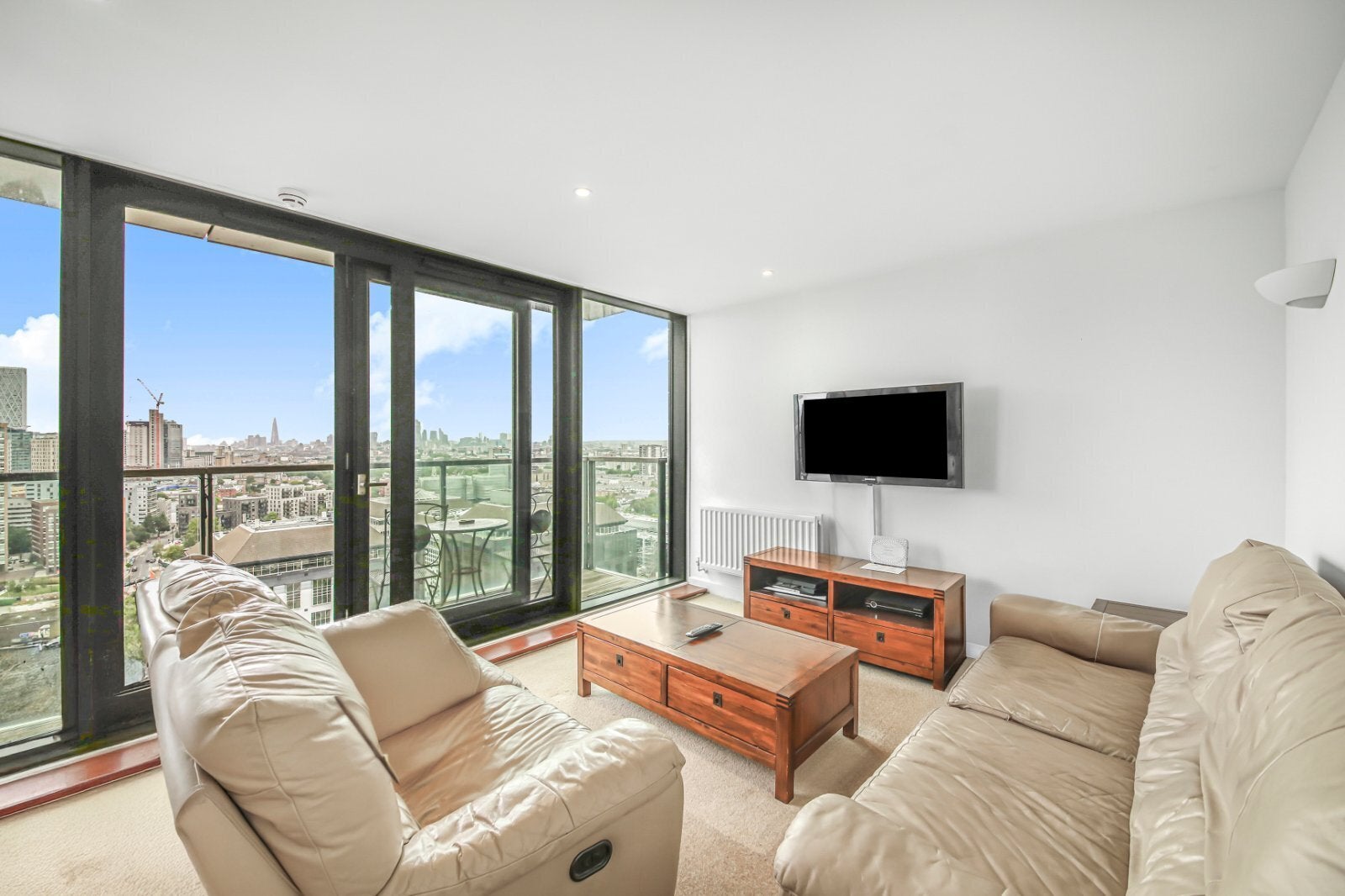 Flat Blackwall Way in Greater London