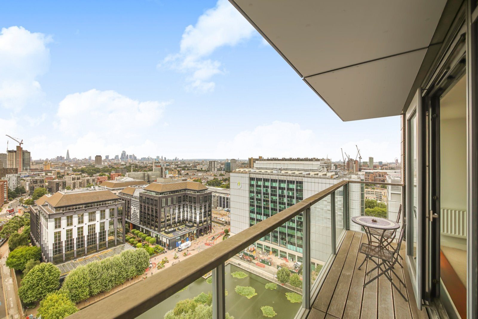 Flat Blackwall Way in Greater London
