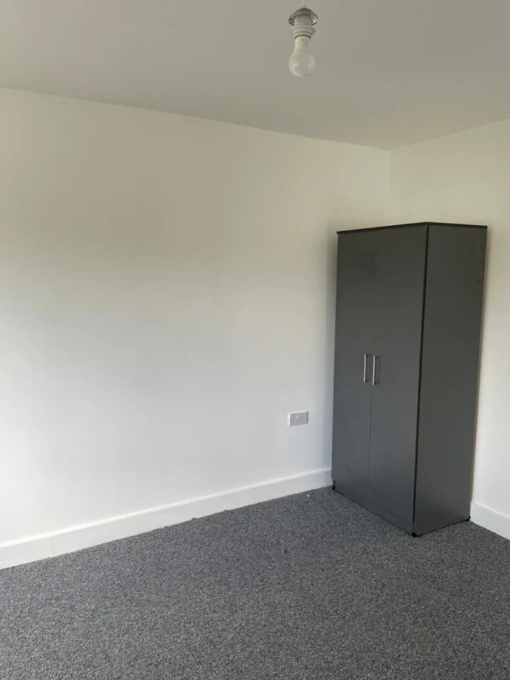 Room Barn Way in Greater London