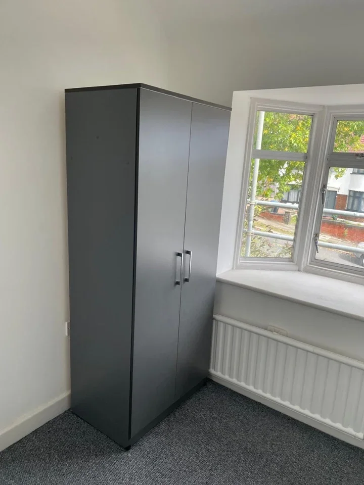 Room Barn Way in Greater London