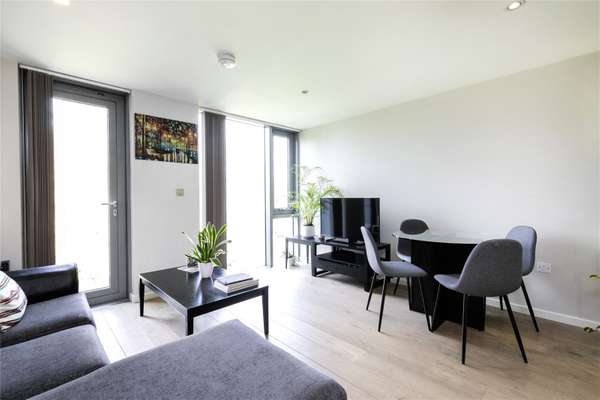 Flat Blackthorn Avenue in Greater London