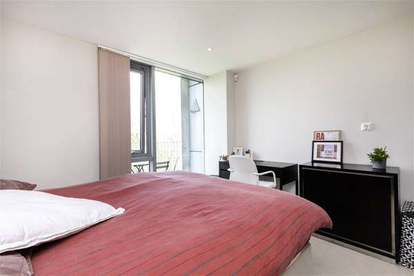 Flat Blackthorn Avenue in Greater London