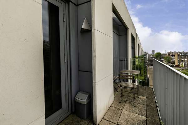 Flat Blackthorn Avenue in Greater London