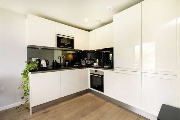 Flat Blackthorn Avenue in Greater London