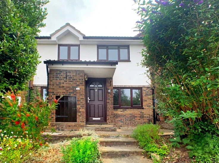 House Kingfisher Drive in Guildford