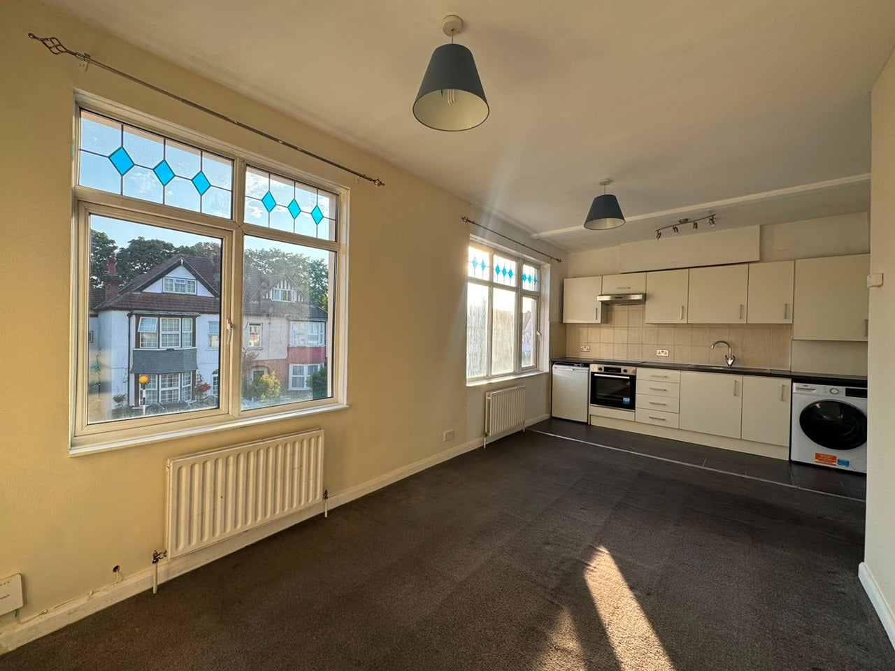 Flat Sandfield Road in Greater London