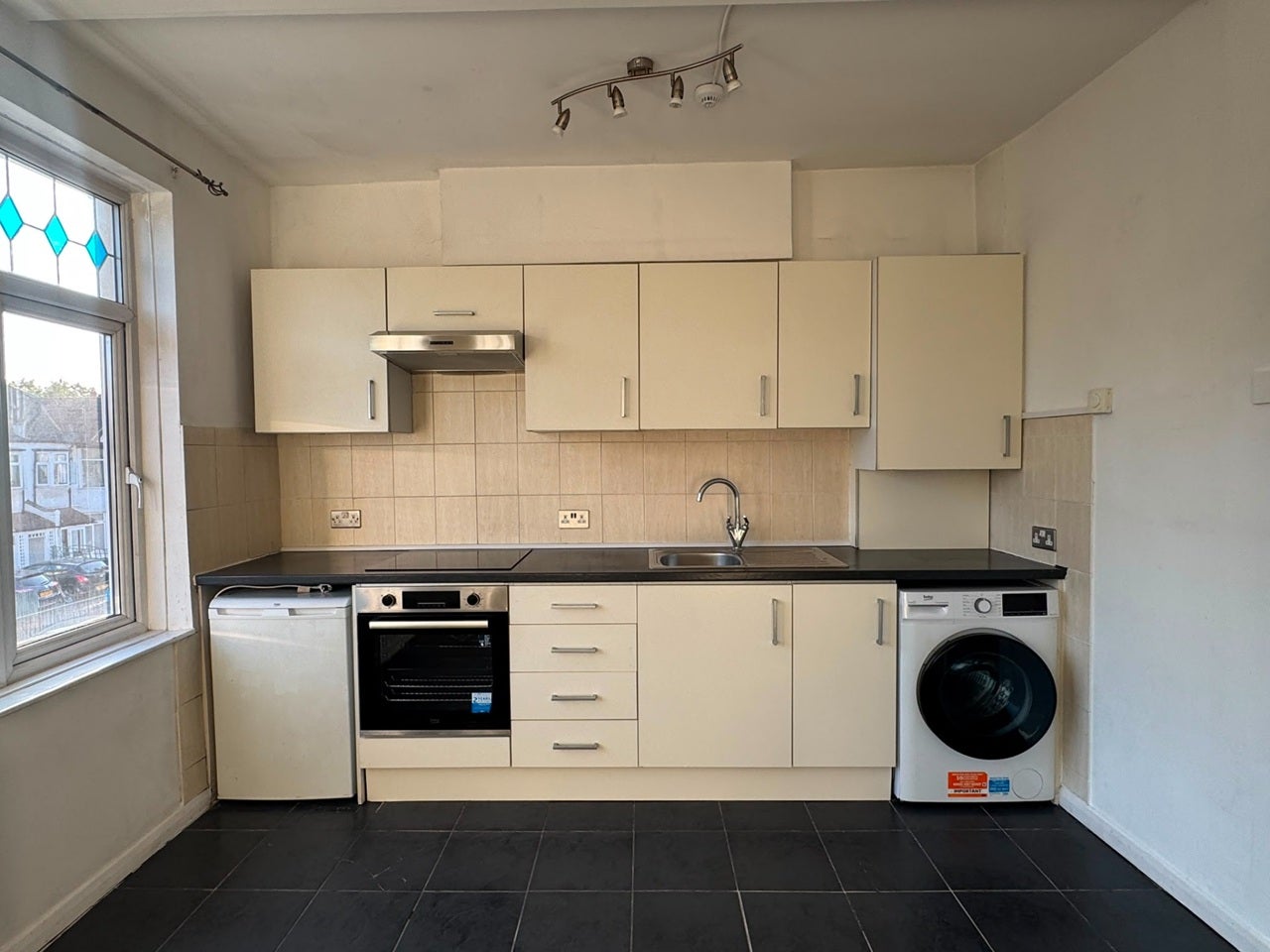 Flat Sandfield Road in Greater London