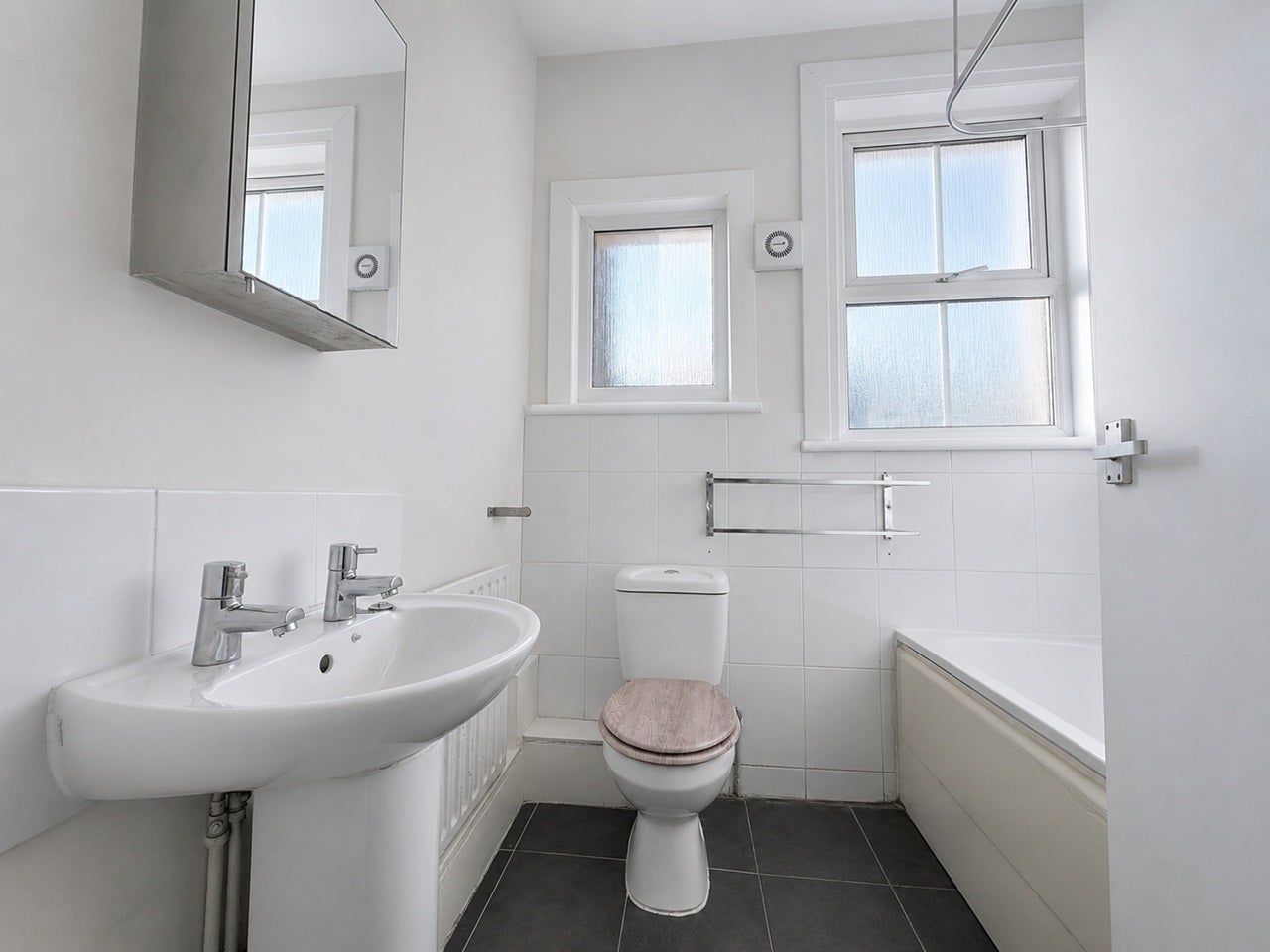 Flat Sandfield Road in Greater London