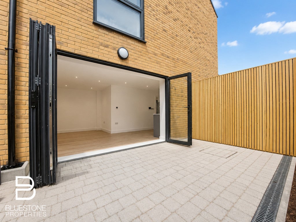 House Ewart Road in Greater London