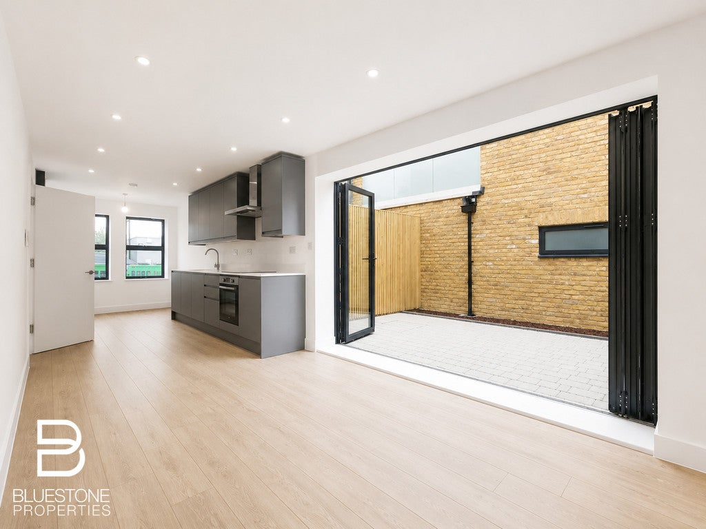 House Ewart Road in Greater London