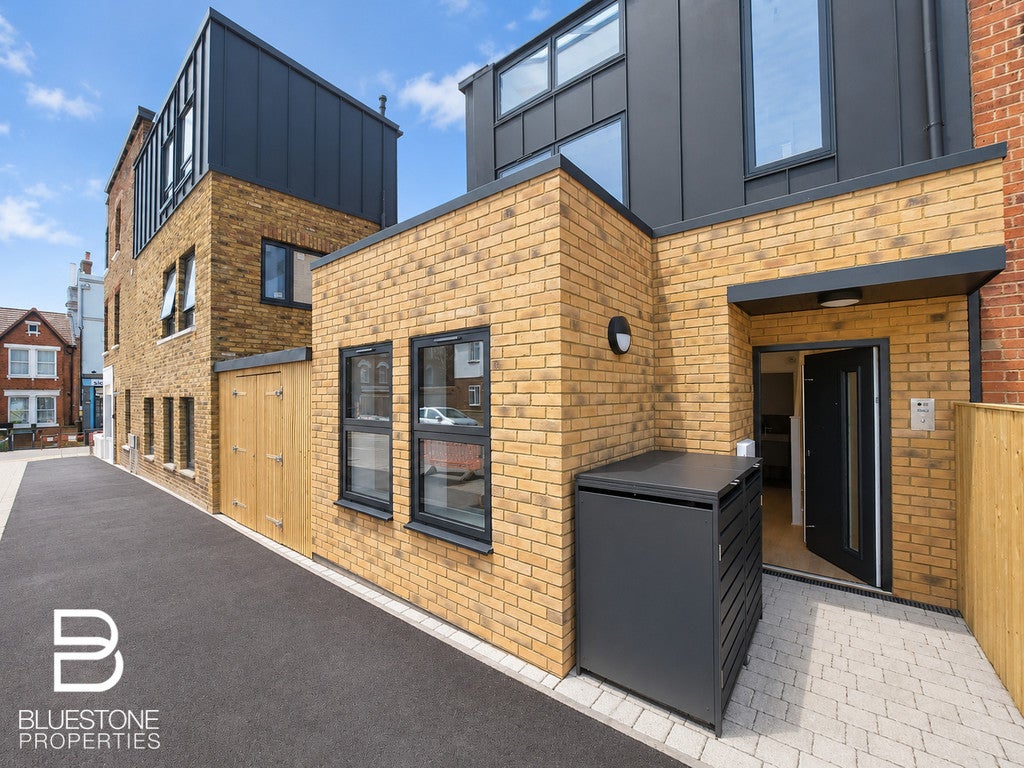 House Ewart Road in Greater London