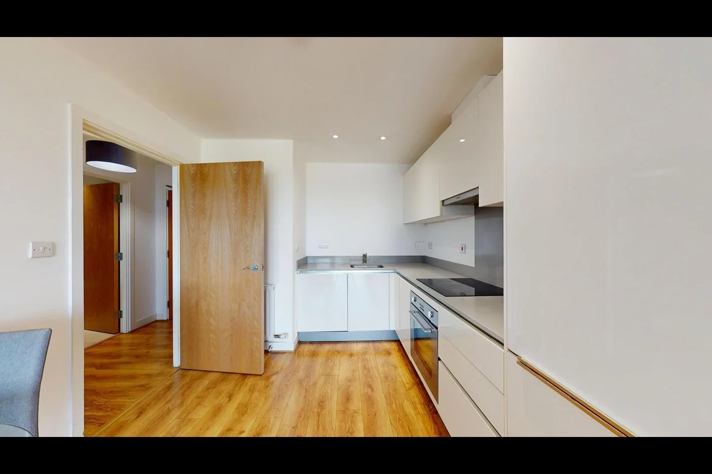 Flat Hindes Road in Greater London