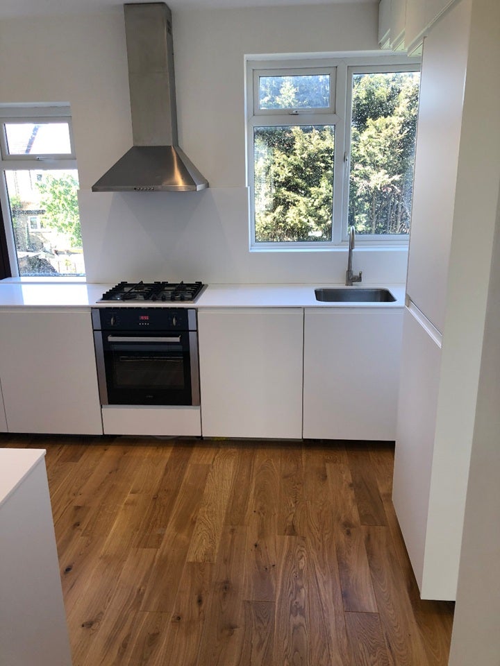 Flat Oakdale Road in Greater London