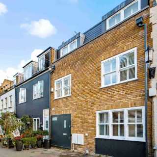 Flat Ruston Mews in Greater London