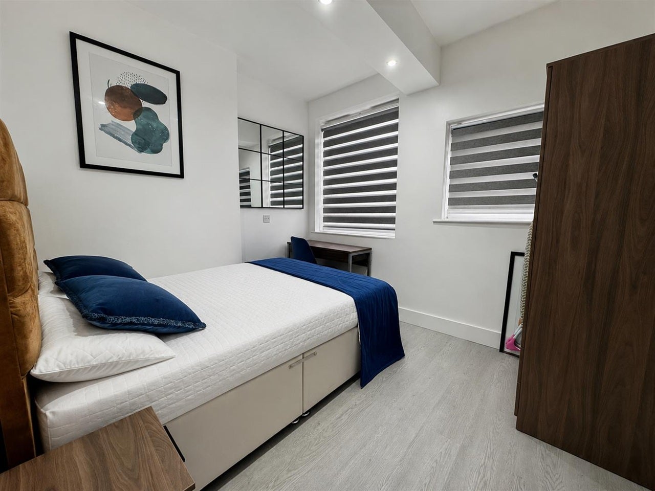 Flat Carlingford Road in Greater London