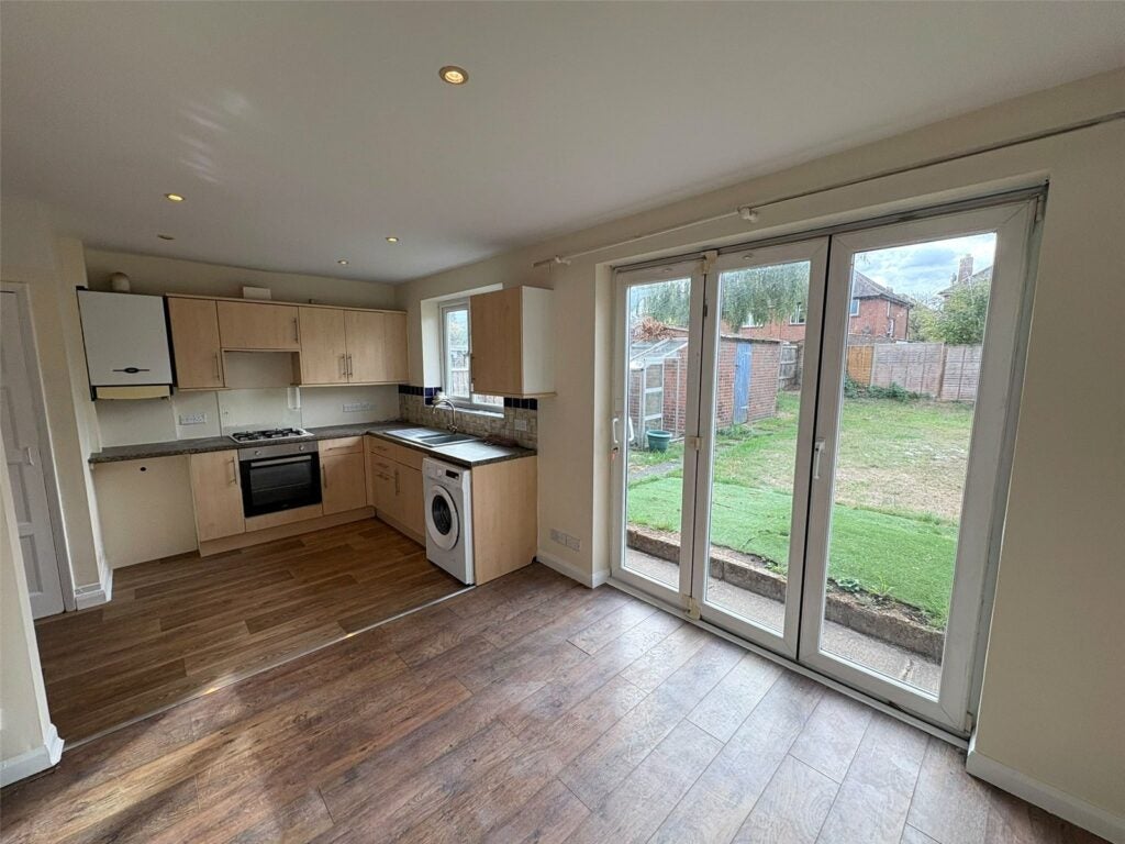 House Calvert Close in Rushmoor