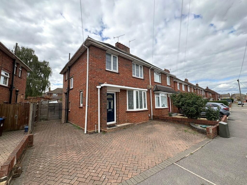House Calvert Close in Rushmoor