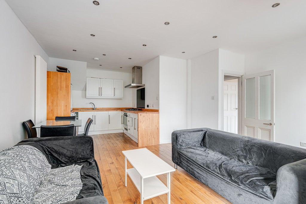 Flat Brondesbury Villas in Greater London