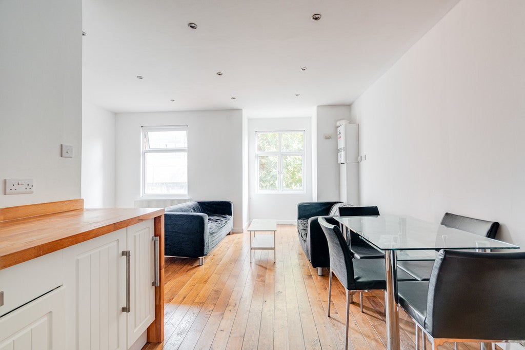Flat Brondesbury Villas in Greater London