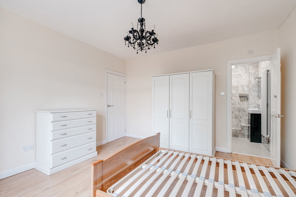 Flat Brondesbury Villas in Greater London