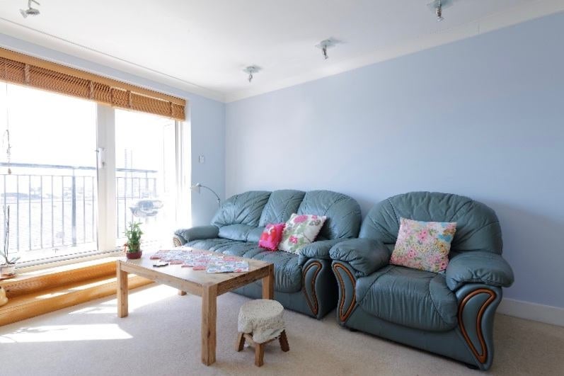 Flat Newport Avenue in Greater London